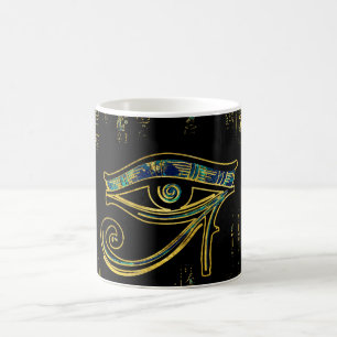 Ägyptisches Auge von Horus auf Hieroglyphen und Kaffeetasse