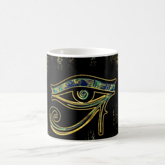 Ägyptisches Auge von Horus auf Hieroglyphen und Kaffeetasse (Mittel)