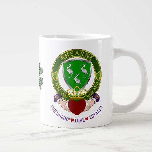 Aherne Irish Shield w/Claddagh Personalisiert Jumbo-Tasse (Rechts)