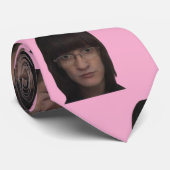 Ahmet überreicht eine schöne rosa Krawatte aus Lie (Gerollt)
