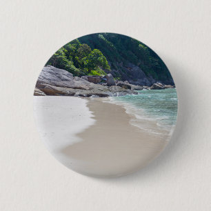 Ähnlicher weißer Sandstrand und türkisblaues Meer Button