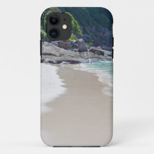 Ähnlicher weißer Sandstrand und türkisblaues Meer iPhone 11 Hülle