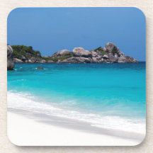 Ähnlicher weißer Sandstrand und türkisblaues Meer