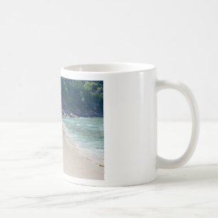 Ähnlicher weißer Sandstrand und türkisblaues Meer Kaffeetasse