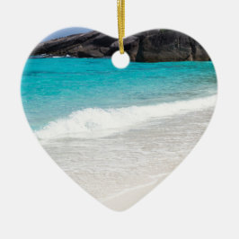 Ähnlicher weißer Sandstrand und türkisblaues Meer Keramik Ornament