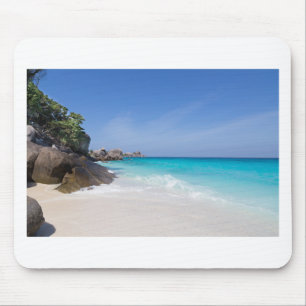 Ähnlicher weißer Sandstrand und türkisblaues Meer Mousepad