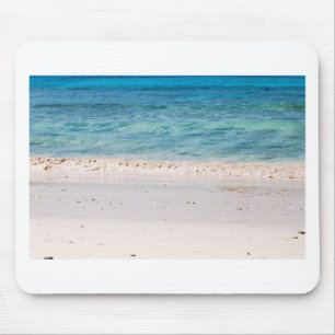 Ähnlicher weißer Sandstrand und türkisblaues Meer Mousepad