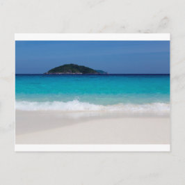 Ähnlicher weißer Sandstrand und türkisblaues Meer Postkarte