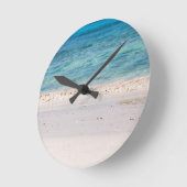 Ähnlicher weißer Sandstrand und türkisblaues Meer Runde Wanduhr (Winkel)