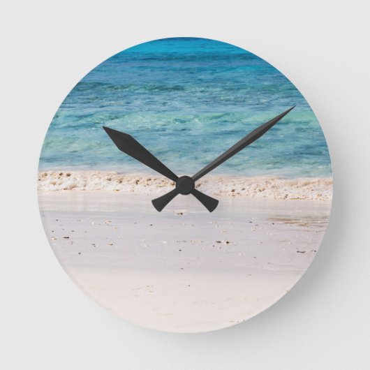 Ähnlicher weißer Sandstrand und türkisblaues Meer Runde Wanduhr (Vorderseite)