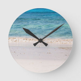 Ähnlicher weißer Sandstrand und türkisblaues Meer Runde Wanduhr