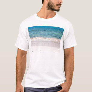 Ähnlicher weißer Sandstrand und türkisblaues Meer T-Shirt