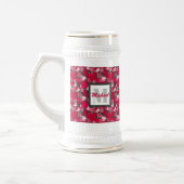 Ahorn-Blätter auf einem Holzkohle-Hinterland-Biers Bierglas (Links)