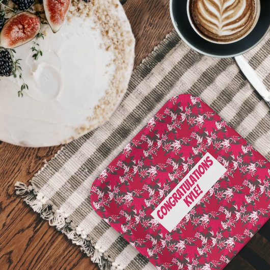 Ahorn-Blätter auf einem Kohlepapier-Hintergrundpap Pappteller