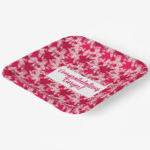 Ahorn-Blätter auf einem rosa Hintergrundpapier-Tel Pappteller (Gewinkelt)