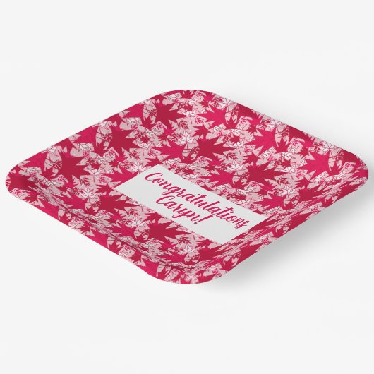 Ahorn-Blätter auf einem rosa Hintergrundpapier-Tel Pappteller (Gewinkelt)