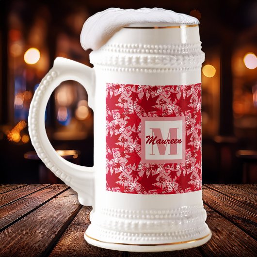 Ahorn-Blätter auf rosa Hintergrund Bierglas