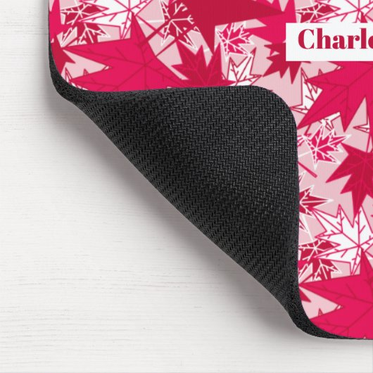 Ahorn-Blätter auf rosa Hintergrund Mousepad (Ecke)