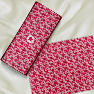 Ahorn-Blätter auf rosa Hintergrund Seidenpapier