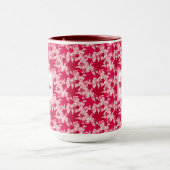 Ahorn-Blätter auf rosa Hintergrund Tasse (Zentrum)