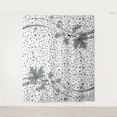 Ahorn-Blätter, graue und schwarze Polka-Punkte Wandteppich (Vorderseite)