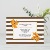 Ahorn-Blätter und Streifen Hochzeit im Herbst Brau Einladung (Stehend Vorderseite)