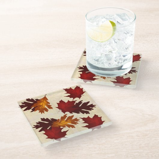 Ahorn und Eichenblättern Blätter Herbstfarben Glasuntersetzer (Schrägansicht)