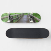 Ahornbahn mit Holzbrücke, Farne und Skateboard (Horizontal)