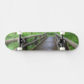 Ahornbahn mit Holzbrücke, Farne und Skateboard (Horizontal)