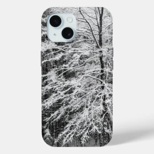 Ahornbaum umrissen im Schnee iPhone 15 Hülle