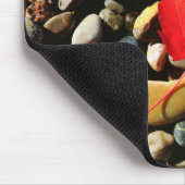 Ahornblatt auf einem Felsvorsprung Mousepad (Ecke)