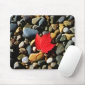 Ahornblatt auf einem Felsvorsprung Mousepad (Mit Mouse)