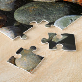 Ahornblatt auf einem Felsvorsprung Puzzle (Seite)