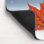Ahornblatt auf frischem Schnee Mousepad (Ecke)