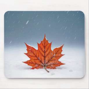 Ahornblatt auf frischem Schnee Mousepad