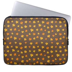 Ahornblätter auf braunem Hintergrund Laptopschutzhülle