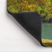 Ahornschirm über Dogwood-Bach Mousepad (Ecke)