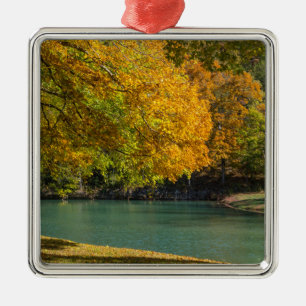 Ahornschirm über Dogwood-Bach Ornament Aus Metall