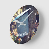 Ahornsirup-Sap-Eimer auf Baum Personalisiert Runde Wanduhr (Winkel)