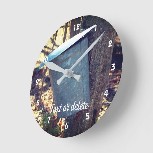 Ahornsirup-Sap-Eimer auf Baum Personalisiert Runde Wanduhr (Winkel)