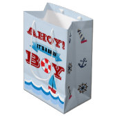 Ahoy Es ist eine Baby Boy Geschenktasche Mittlere Geschenktüte (Vorderseite Schrägansicht)