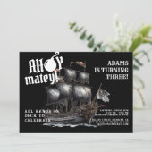 Ahoy Matey! Dark Pirate Ship Birthday Einladung (Stehend Vorderseite)