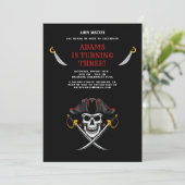 Ahoy Matey! Dark Pirates Skull Mascot Geburtstag Einladung (Stehend Vorderseite)