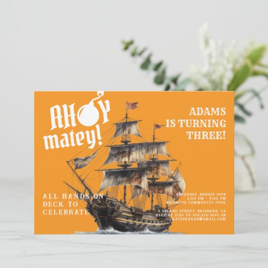Ahoy Matey! Orange Pirate Ship Birthday Einladung (Stehend Vorderseite)