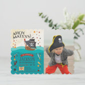 Ahoy Mateys Pirate Birthday Foto Einladung (Stehend Vorderseite)