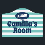 Ahoy Nautical Marinestreifen Muster Kinderzimmer Türschild<br><div class="desc">Ahoy Nautical Marine Streifen Muster individuelle Name Kinderzimmer Türschild. Drucken Sie Ihre eigene Acryl-Wandplakette, ein Strandgastschild und Teller für Bürotüren. Personalisierte Beschilderung für Zuhause, Kinderzimmer, Babyzimmer, Kinderzimmer (Junge oder Mädchen), Umkleidekabinen usw. Machen Sie Ihre eigene personalisierte Küstensignatur für Einfahrt und Strandausflüge. Maßgeschneiderte Schilder für Restaurant, Bar, Café, neues Haus, Kabine,...</div>