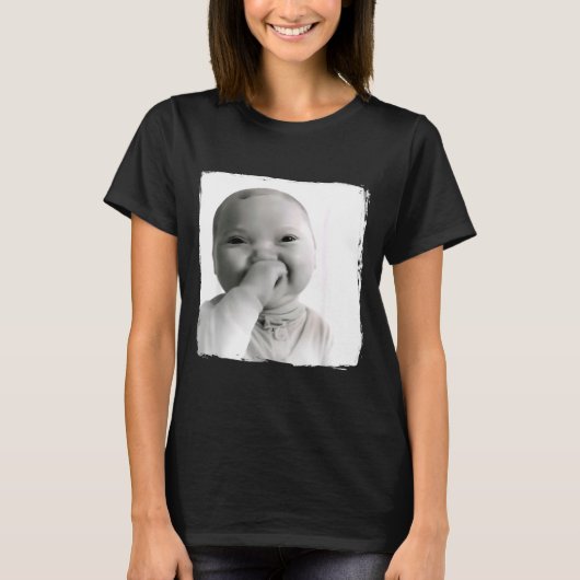Ai Baby Giggling Holding Back Laugh Funny Viral Ge T-Shirt (Vorderseite)