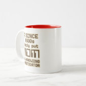 AI Since 1800s – MOM All-Knowing Investigator Zweifarbige Tasse (Vorderseite Links)