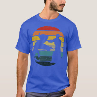 Aikido-Silhouette auf einem gestörten Retro-Sonnen T-Shirt