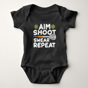 Aim Shoot Swear Wiederholung Dartboard Player Baby Strampler